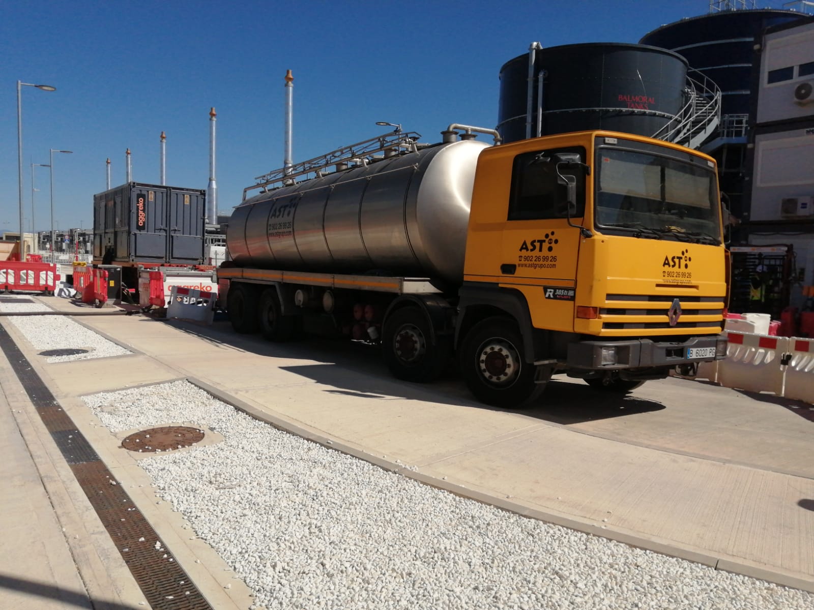 Camión cisterna AST Grupo para suministro de agua en Madrid