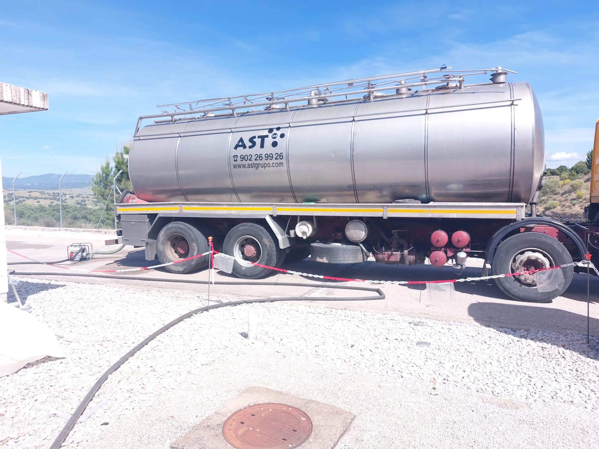 Camión cisterna AST Grupo para suministro de agua en Madrid