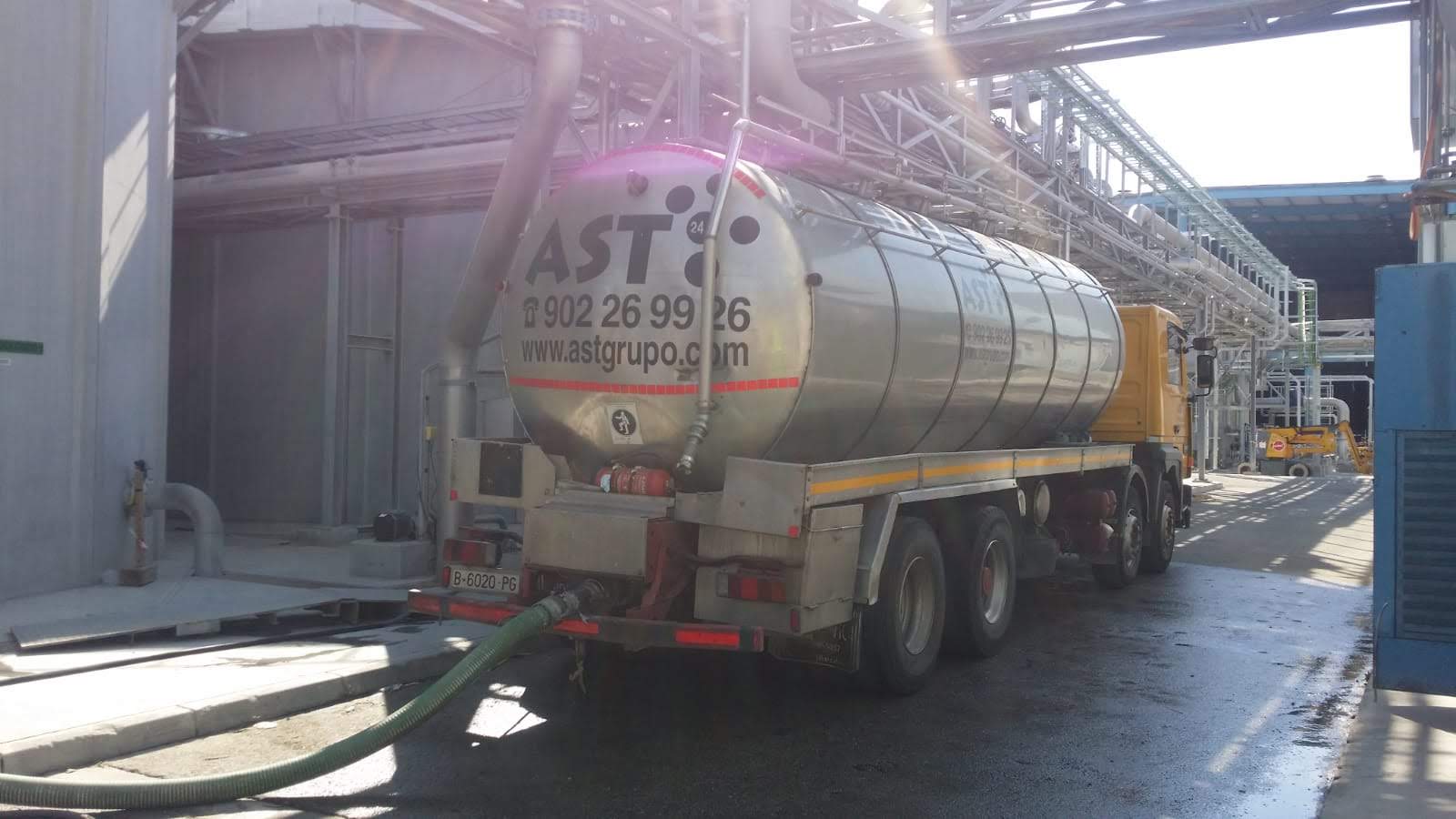 Camión cisterna AST Grupo realizando descarga de agua en Madrid