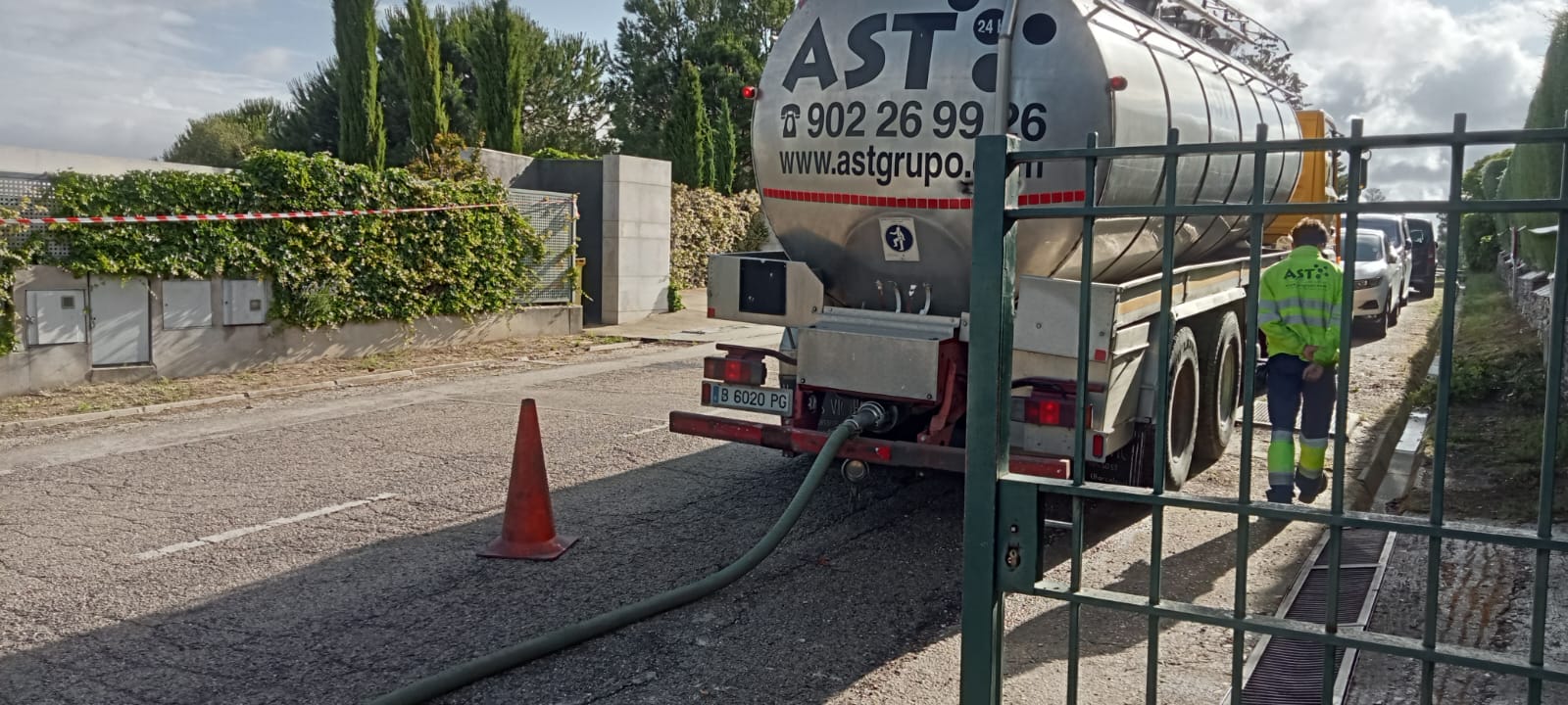 AST Grupo realizando un suministro de agua mediante camión cisterna en Madrid