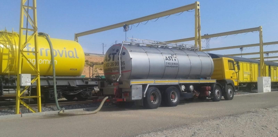 Camión cisterna AST Grupo conectado para suministro de agua en instalaciones de Madrid